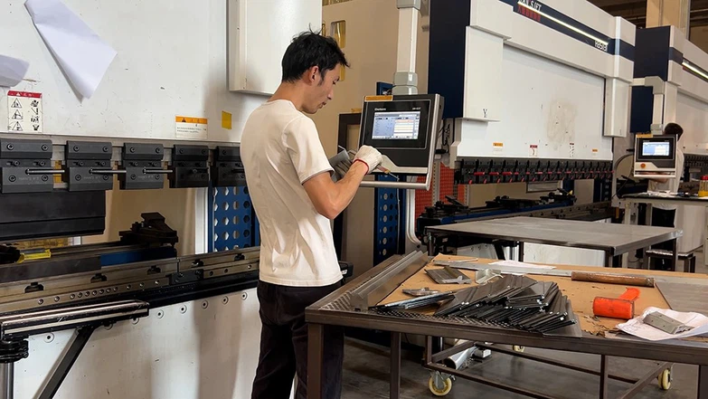 200001712Still002 200001712Still002